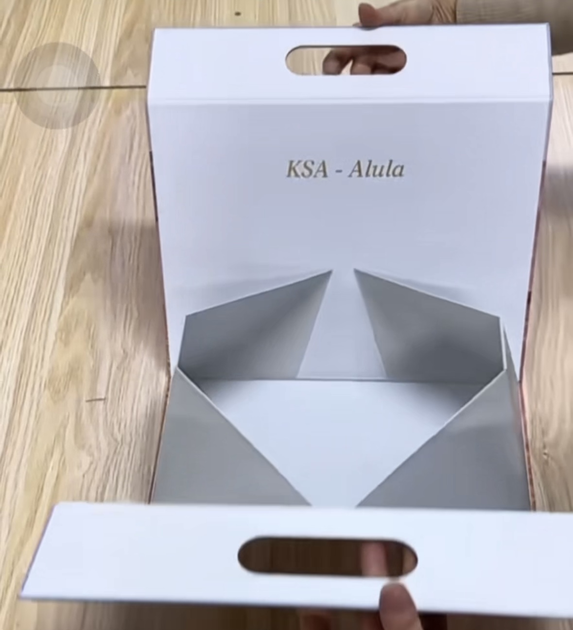 Uma moldagem de toque de caixa de presente de perfume portátil