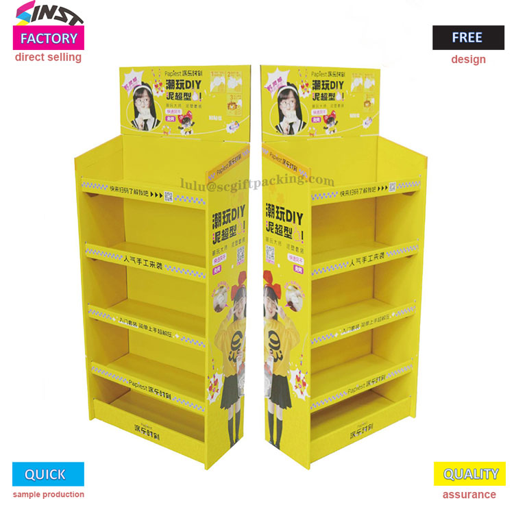 A pequena vitrine de papelão amarelo do supermercado está pegando fogo!