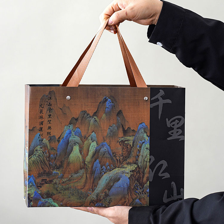 Uma caixa de presente para caneca de cerâmica imbuída do espírito das montanhas e dos rios - segurá-la nas mãos traz uma sensação de calor.