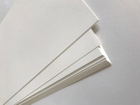 A diferença entre papelão branco e papel kraft branco